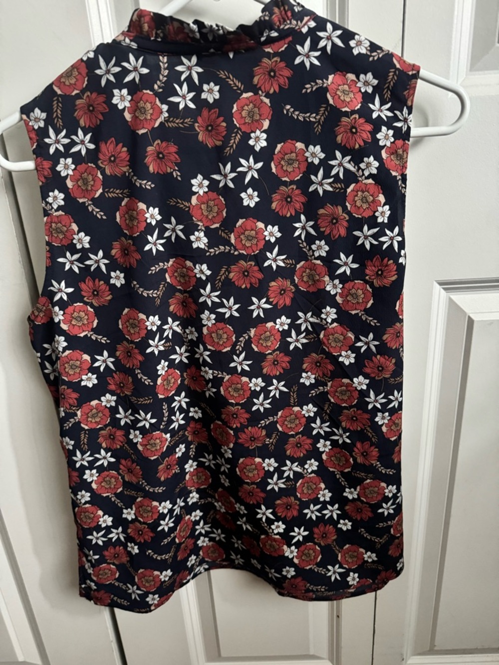 Adrianna Papell Navy Red and White Floral Tie-Neck Sleeveless Top - Picture 4 of 4